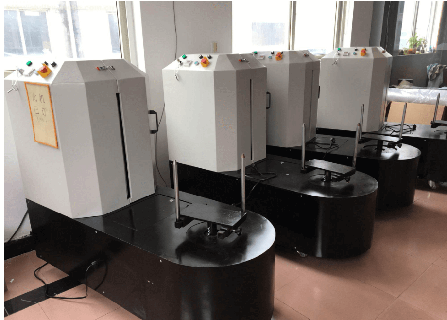 Airport baggage packaging machine for stretch film winding